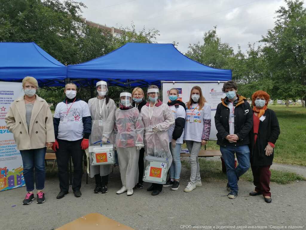 Денис Журыбеда не только успевает приглашать на процедуру голосования, общается во дворе с людьми, принимает обращения об оказании социальной помощи Денис Журыбеда не только успевает приглашать на процедуру голосования, общается во дворе с людьми, принимает обращения об оказании социальной помощи