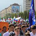 Многотысячный митинг и шествие в честь Дня республики прошли в Грозном (фото)