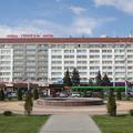 Беларусь, г. Гомель, Привокзальная пл. , 1 Гостиница Гомель расположена в непосредственной близости от железнодорожного вокзала Гомеля в здании, построенном в 70-е годы прошлого века.