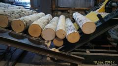 Разобщитель бревен цепной для подачи тонкомерного сырья в составе деревообрабатывающего комплекса для изготовления палетной тарной заготовки.